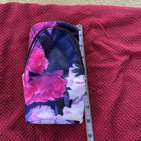 Cosmetics brush bag. Never used. Zippered closure . - Picture 5 of 5